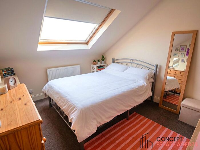 3 Bedroom Flat To Rent In Tooting Bec Road, Tooting Bec, SW17