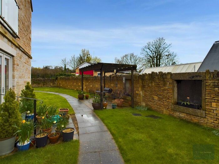 2 Bedroom Apartment For Sale In Stones Court, Bradford On Avon, BA15