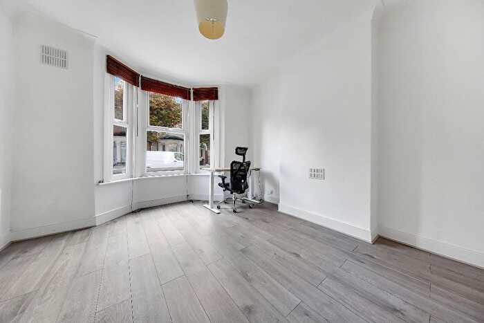 1 Bedroom Flat To Rent In Warwick Road, Stratford, E15