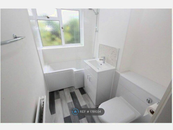 2 Bedroom Flat To Rent In Lambard House, Maidstone, ME14