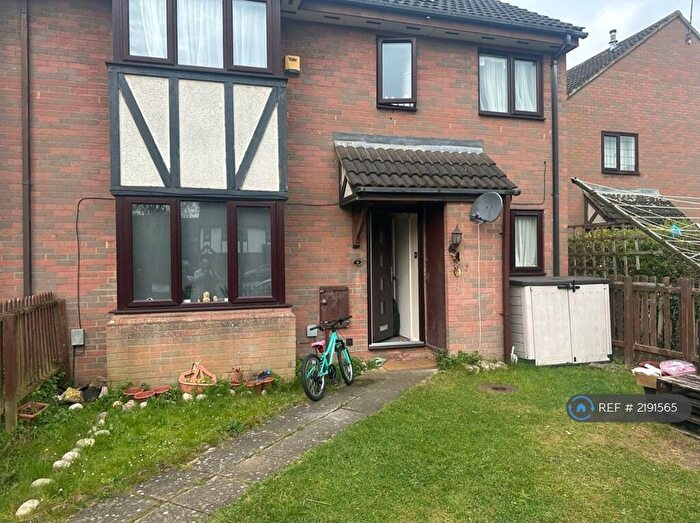 2 Bedroom End Of Terrace House To Rent In Queensbury Close, Bedford, MK40