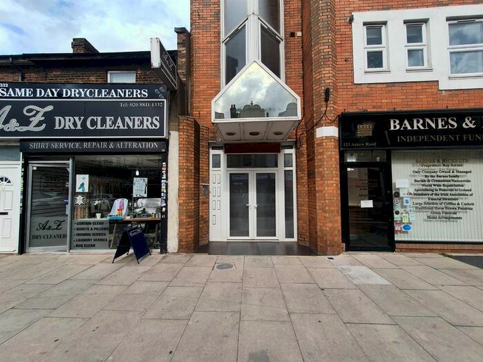 3 Bedroom Flat To Rent In Ravenscourt House, - Askew Road, London, W12