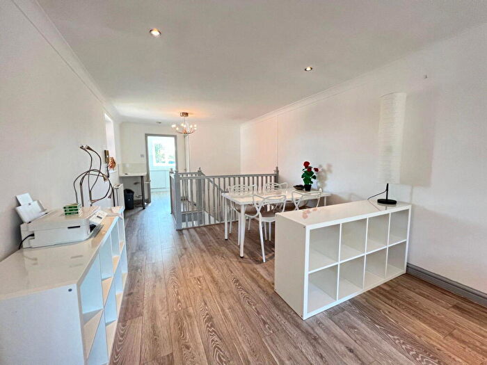 2 Bedroom Town House To Rent In Short Term Holiday Let - £ Per Night - Park Crescent, Southport - Sleeps, PR9
