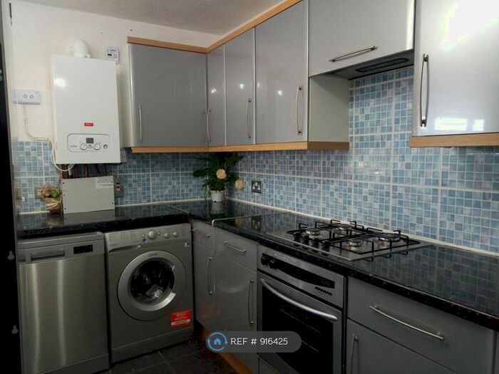 2 Bedroom Flat To Rent In Isobel House, Sunbury-On-Thames, TW16