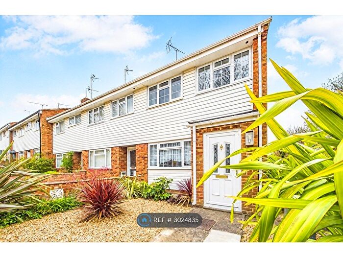3 Bedroom Bungalow To Rent In Bourne Court, Basingstoke, RG21