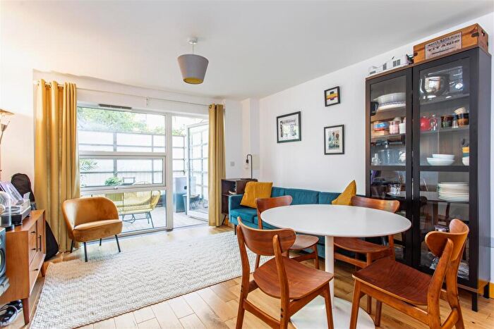 1 Bedroom Flat For Sale In Thorn Apartments, Mile End, E3