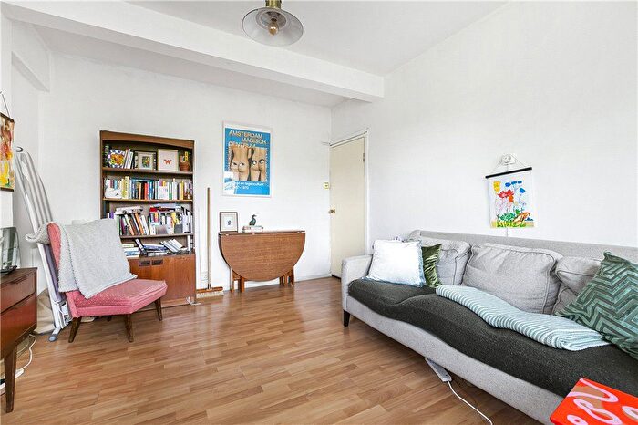 2 Bedroom Flat To Rent In Deepdene Gardens, London, SW2