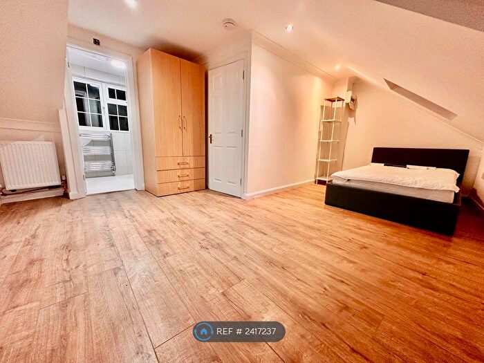 3 Bedroom Flat To Rent In York Road, London, W3