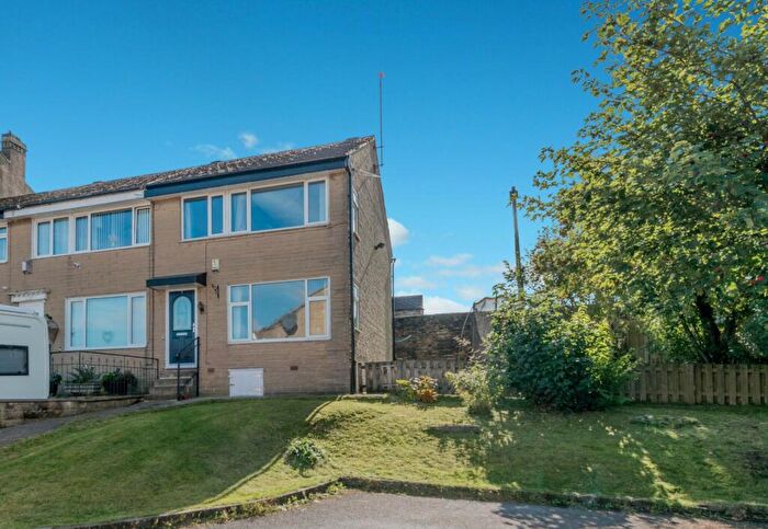 3 Bedroom Terraced House For Sale In Ing Field, Oakenshaw, Bradford, West Yorkshire, BD12