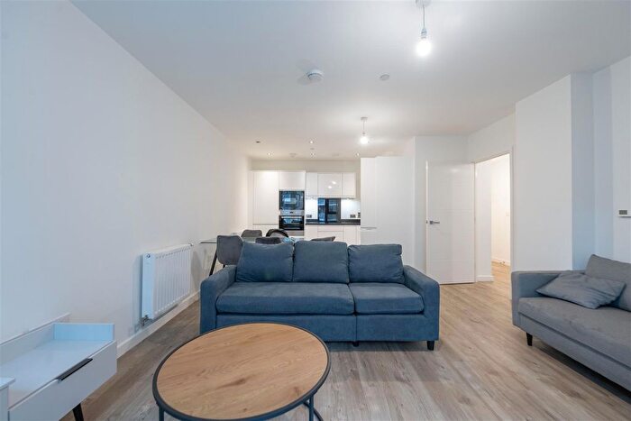 2 Bedroom Flat To Rent In Lakeside Drive, London, NW10