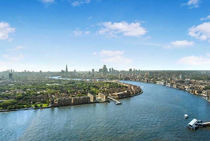 Flat To Rent In Landmark Pinnacle, London, E14