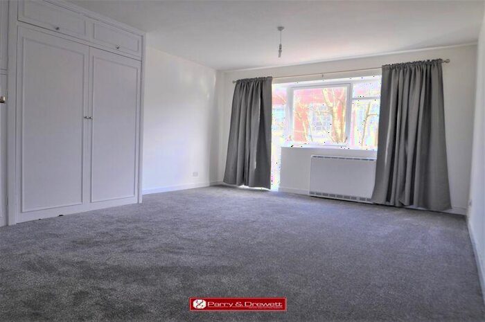 Studio To Rent In Spacious Second Floor Studo Apartment, KT3