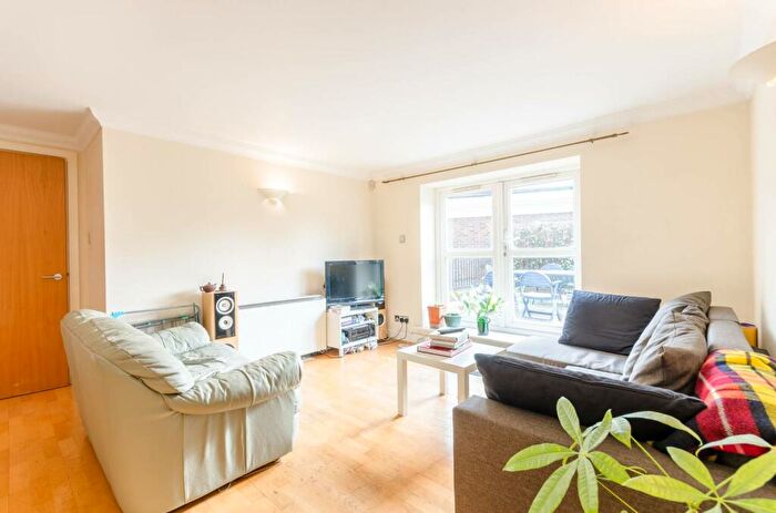 2 Bedroom Flat To Rent In Essex Road, Islington, London, N1