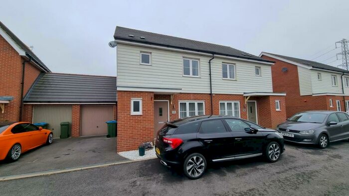 3 Bedroom Semi-Detached House To Rent In Pershore Way, Aylesbury, HP18