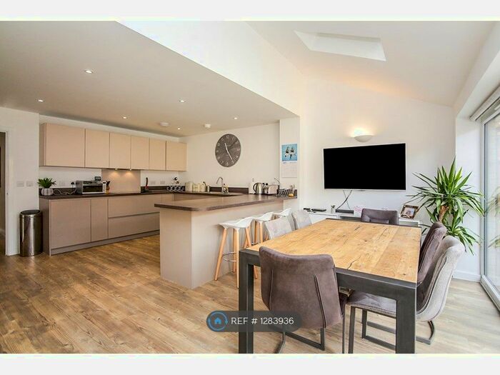 4 Bedroom Semi-Detached House To Rent In Thackeray Drive, Gravesend DA11