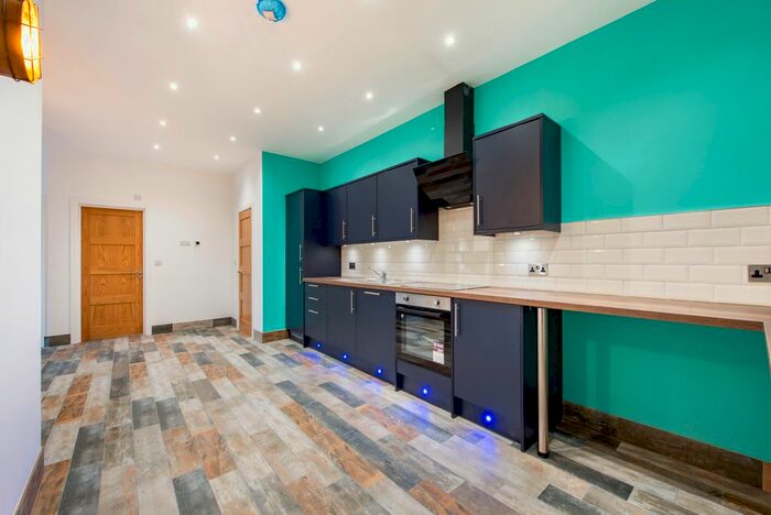 2 Bedroom Flat To Rent In Garage Road, Queens Drive, London, W3