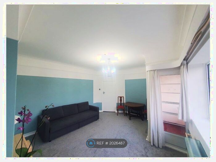 2 Bedroom Flat To Rent In Woodford Road, London, E18