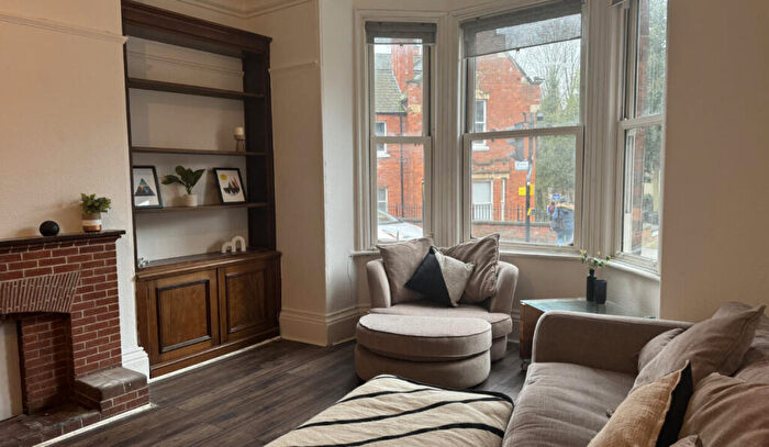 10 Bedroom End Of Terrace House To Rent In West Parade - Bed, LN1