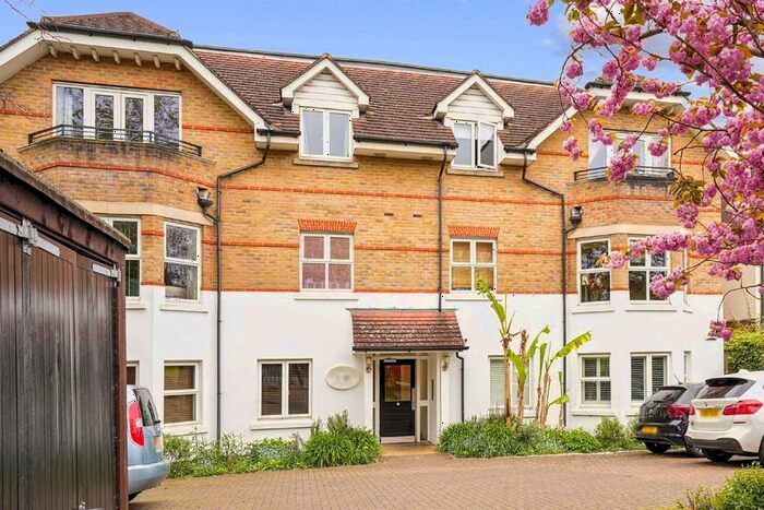 2 Bedroom Flat To Rent In Kings Avenue, London, SW4