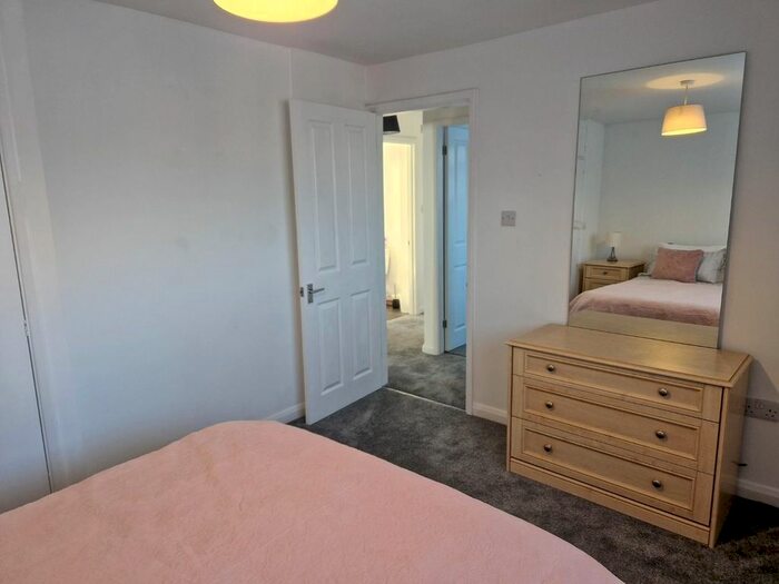 2 Bedroom Flat To Rent In Hawthorn Way, Shepperton, TW17