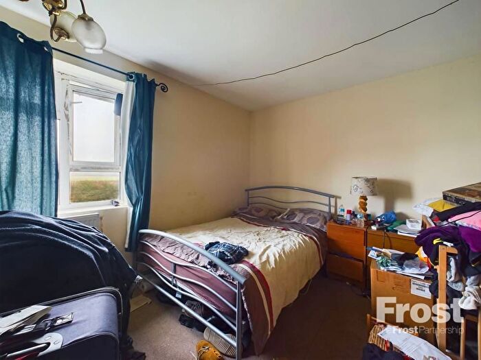 2 Bedroom Flat For Sale In Elmwood Avenue, Feltham, TW13