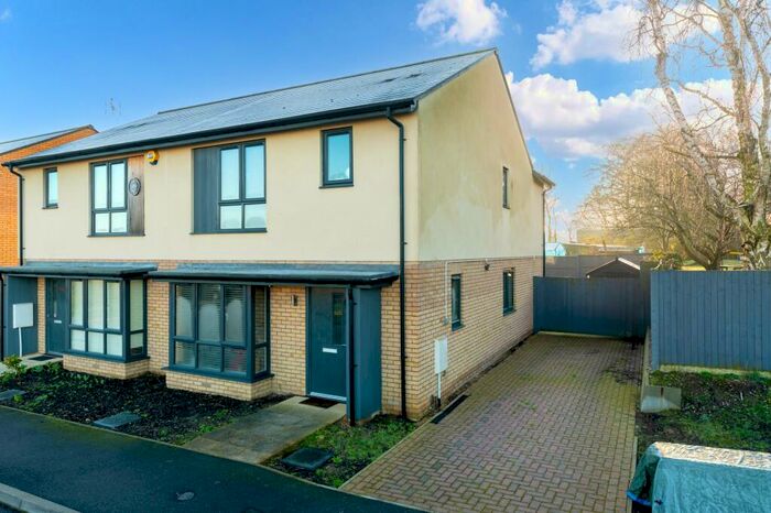 3 Bedroom Semi-Detached House For Sale In Fitzwilliam Close, Newmarket, CB8