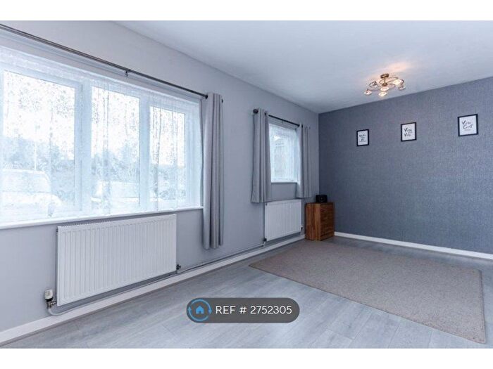 2 Bedroom Flat To Rent In School Close, Chesham, HP5