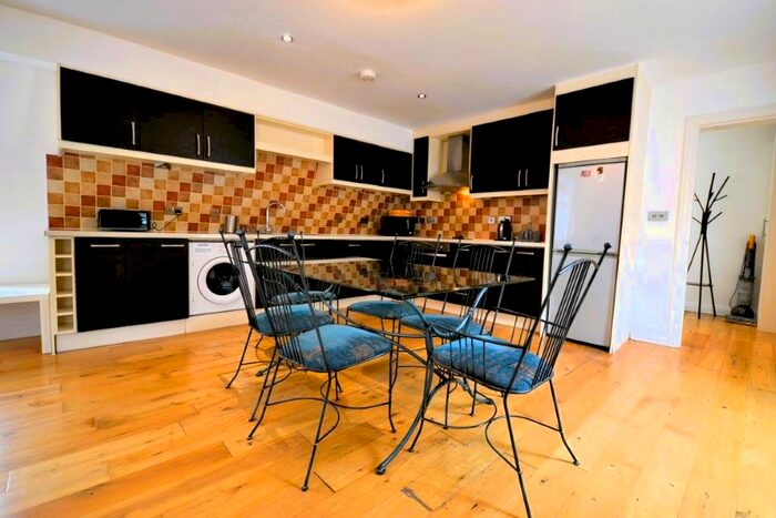 3 Bedroom Flat To Rent In Hazlitt Mews, Brook Green, Kensington, London, W14