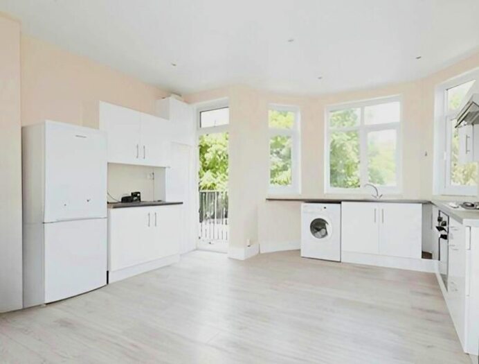 3 Bedroom Flat To Rent In North Circular Road, London, N13