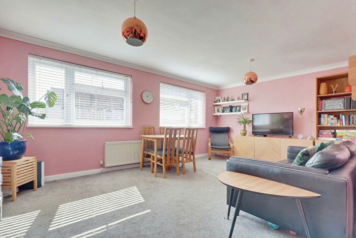 2 Bedroom Flat For Sale In Cavendish Gardens, Westcliff-On-Sea, SS0