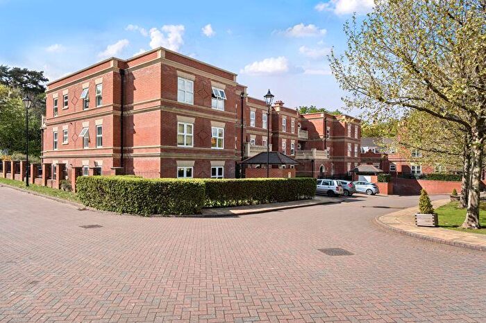 3 Bedroom Flat To Rent In Franklin Court, Godalming, GU8