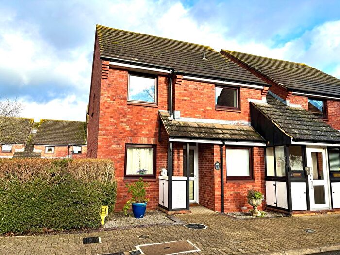 2 Bedroom Maisonette For Sale In Fairhaven Court, Fairhaven, Egham, Surrey, TW20