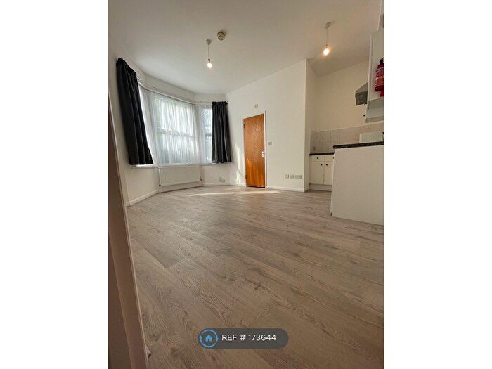 Studio To Rent In Willingdon Road, London, N22