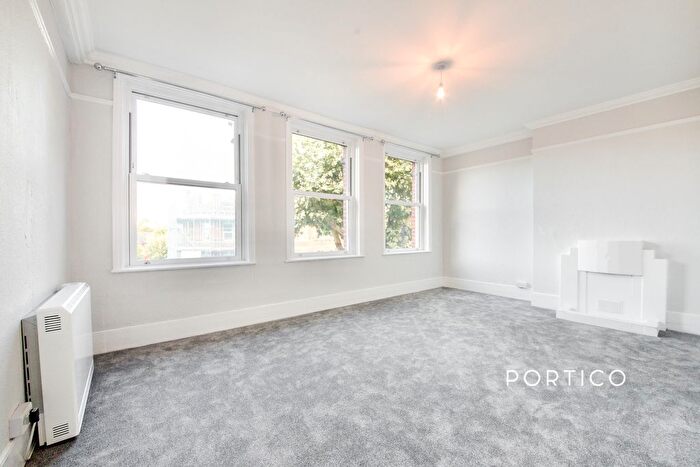 4 Bedroom Flat To Rent In Cricklewood Broadway, NW2