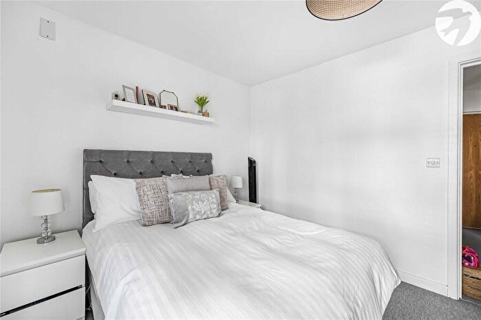 1 Bedroom Flat For Sale In Carmichael Avenue, Greenhithe, Kent, DA9