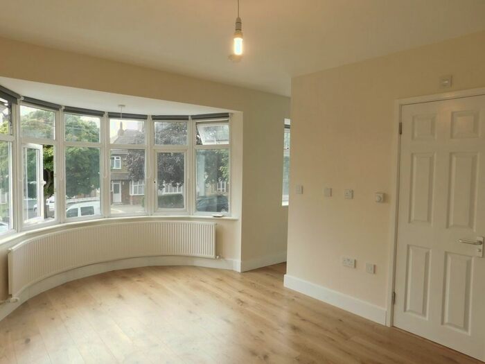 Studio To Rent In Central Avenue, Hounslow, TW3