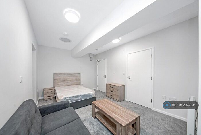 Studio To Rent In Stile Common Road, Huddersfield, HD4