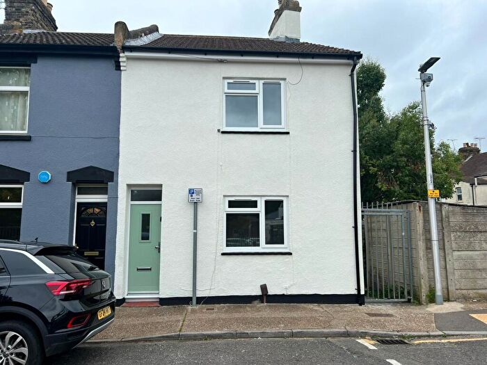 2 Bedroom House To Rent In Greenfield Road, Gillingham, ME7