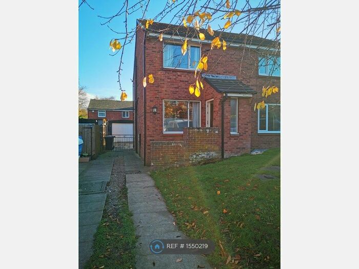 2 Bedroom Semi-Detached House To Rent In Ledbury Green, Leeds, LS10