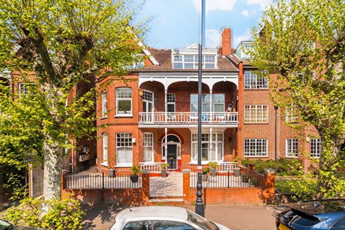2 Bedroom Flat For Sale In Queens Avenue, London, N10