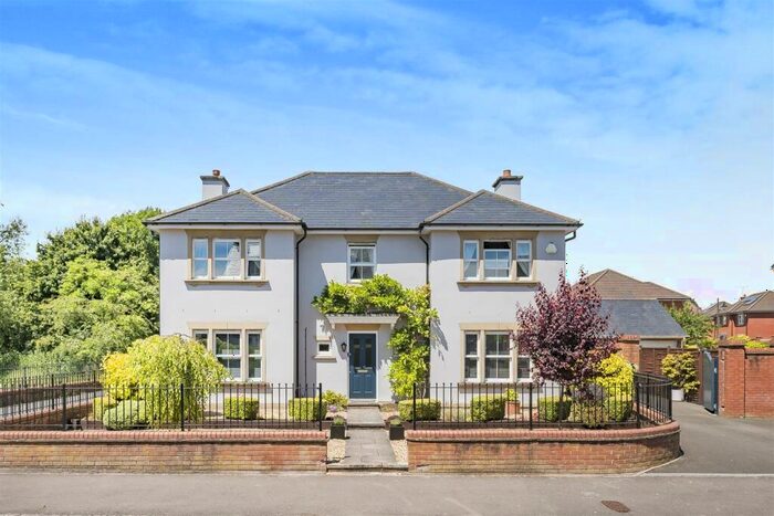 4 Bedroom Detached House For Sale In Alan Cobham Road, SN10
