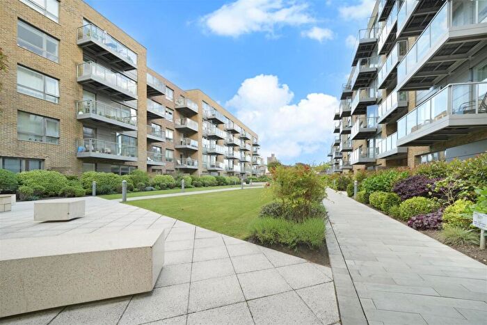 2 Bedroom Apartment To Rent In Compass Court, Smithfield Square, Hornsey, N8