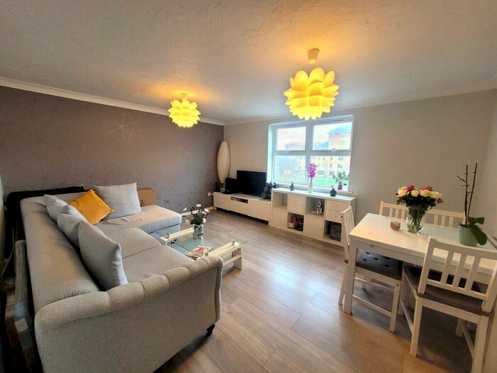 2 Bedroom Apartment To Rent In Pickfords Gardens, Slough, SL1