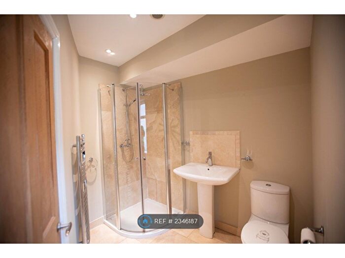 6 Bedroom Semi-Detached House To Rent In Burnley Road, Todmorden, OL14