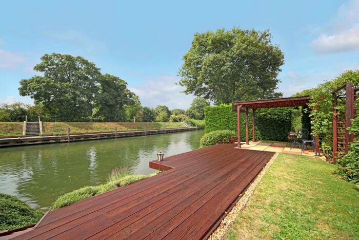 1 Bedroom Bungalow To Rent In Ham Island Old Windsor, SL4