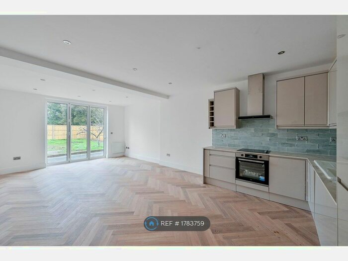 3 Bedroom Flat To Rent In Crown Lane, London, SW16