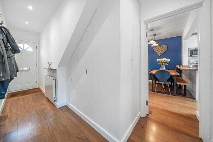 2 Bedroom Flat To Rent In Devereux Road London, SW11