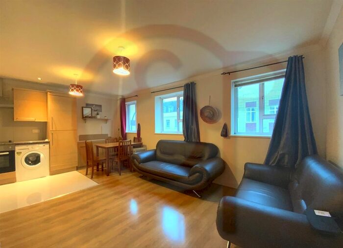 2 Bedroom Flat To Rent In King Street, Hammersmith, W6