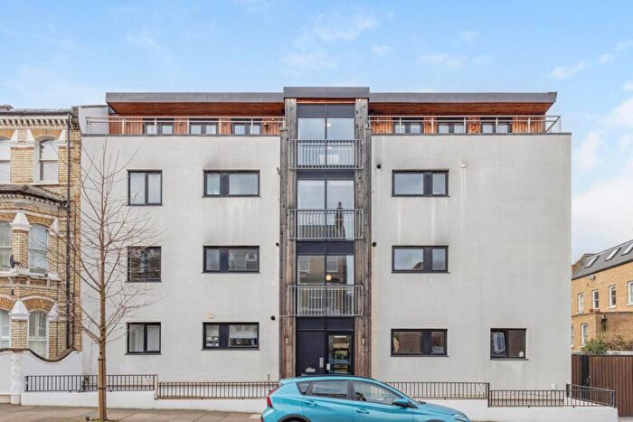2 Bedroom Flat For Sale In Beauchamp Road, Clapham Junction, SW11