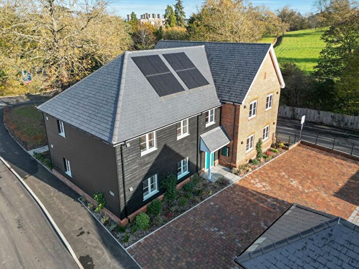 1 Bedroom Flat For Sale In Woodyard Mead, Downside Road, KT11